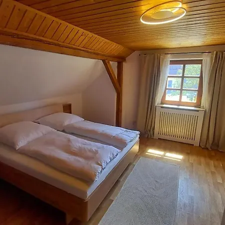 Urig-renovierte Bauernhauswohnung Nahe Regensburg- 70 Qm Apartment *